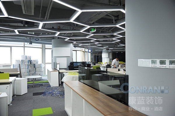 妍麗公司辦公室裝修之開敞大辦公區(qū)裝修實景照